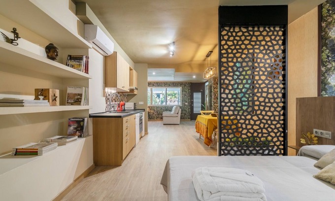 Ensanche Diputacion Apartment | Apartment Tropical Loft with Wi-Fi & A/C
