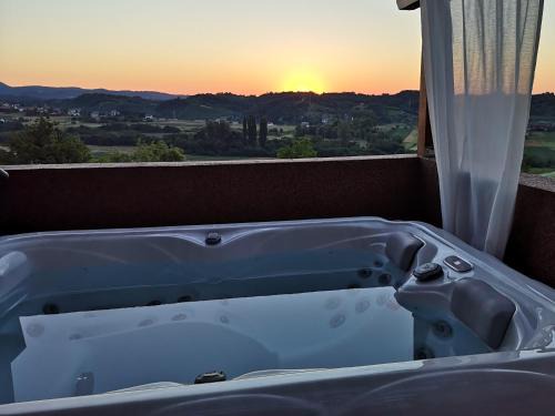 Kraljevec Sesvetski Apartment | Apartment Viksa with Jacuzzi
