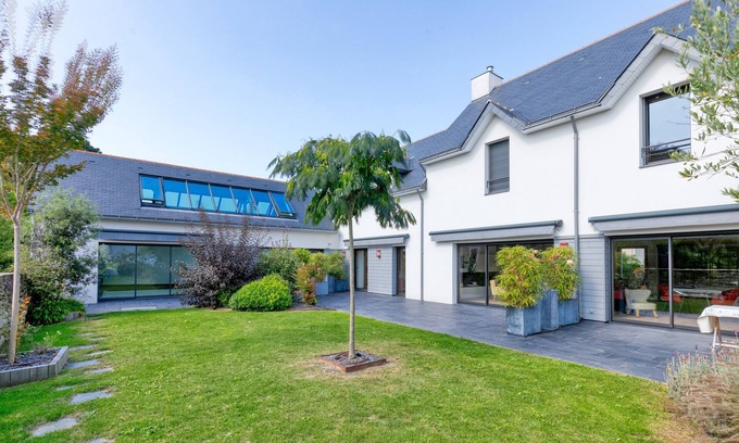 Piriac-sur-Mer Apartment | Apartment 'Villa Ker Minet Appartement 12 Pers' with Sea View, Wi-Fi and Air Conditioning