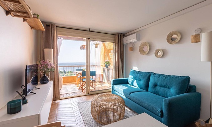 Theoule-Superieur Apartment | Apartment 'Vue Mer Et Jardin' with Sea View, Wi-Fi and Air Conditioning