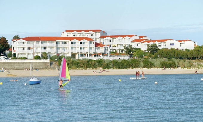 Fouras Apartment | Apartment with a view on the pool or see near Fort Boyard