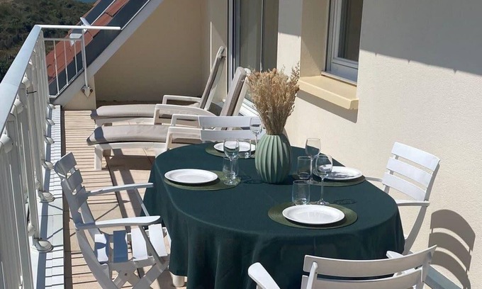 Merlimont-Plage Apartment | Apartment with bright sunny balcony