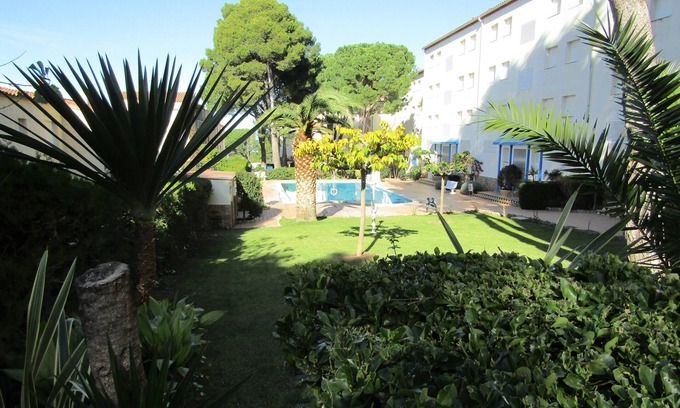 L'Escala Apartment | Apartment with pool and terrace overlooking pine forest, close to the beaches