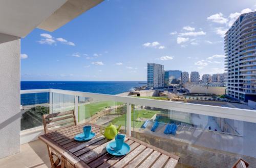 Sliema Apartment | Apartment with Stunning Seaviews