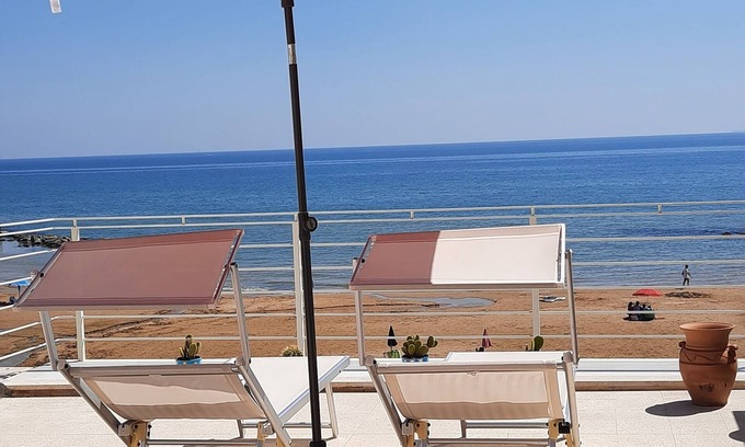 Donnalucata Apartment | Apartment with terrace, on the beach, very quiet location, WiFi, aircon, 5 pers.