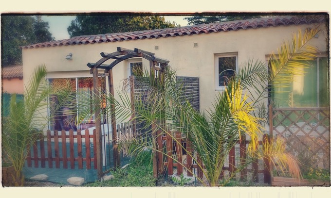 Uchaud Apartment | Apartment with terrace and private parking between sea and Camargue