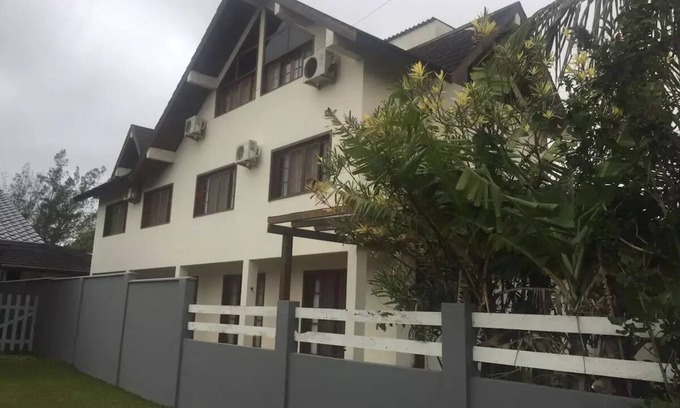 Barra de Ibiraquera Apartment | Apartment with two suites, two blocks from the sea and three from the lagoon.