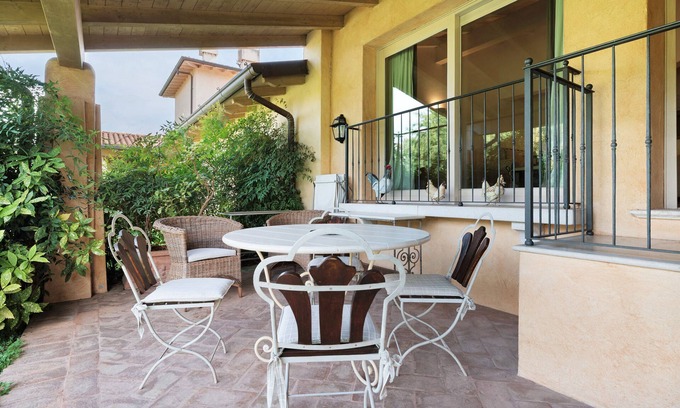 Puegnago del Garda Apartment | Apartment 'Zaffiro' with Shared Pool, Wi-Fi and Air Conditioning
