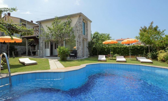 Valbandon Apartment | Apartment Zwei Rosen - PUL554 by Interhome