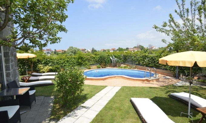 Valbandon Apartment | Apartment Zwei Rosen - PUL555 by Interhome