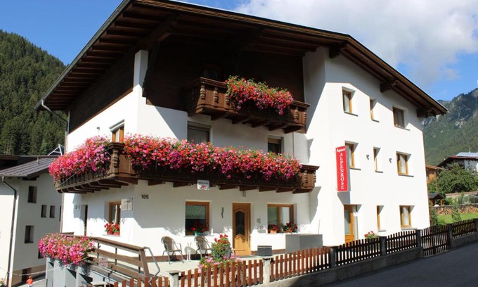 Flirsch Apartment | Apartments Alpenrose