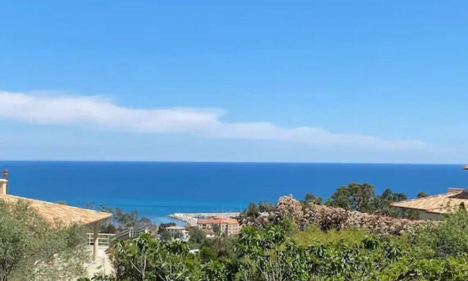 Solenzara Apartment | Apartments in private residence with sea view, quiet and close to shops and beaches.
