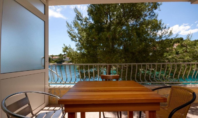 Cove Basina (Jelsa) Apartment | Apartments Ivo (38671-A3) - Basina