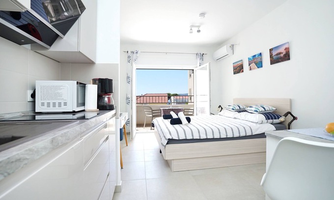 Kastel Stafilic Apartment | Apartments Monica 100 meters to beach near Split Trogir