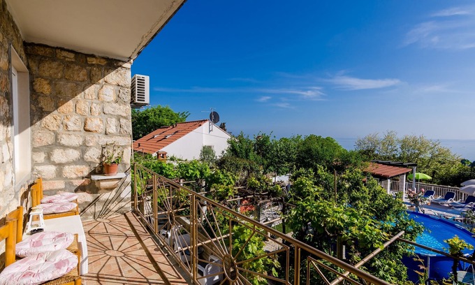 Gornji Kono Apartment | Apartments Nicol - Two-Bedroom Apartment with Balcony and Sea View