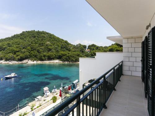 Saplunara Apartment | Apartments Posta - Deluxe One-Bedroom Apartment with Balcony and Sea View - Apartman 8
