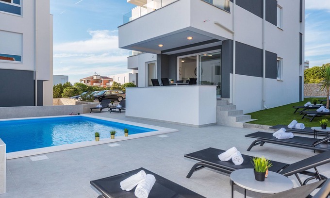 Novalja House | Apartments with pool for 12