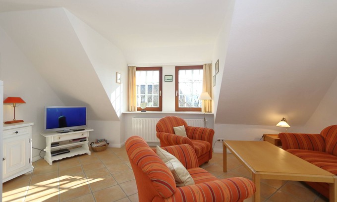 Keitum Apartment | App. Merret Location: The apartment is in a very quiet location in a thatched-roof house on the upper floor. The house is located in the immediate vicinity of the mudflats. There is a wide range of shopping facilities and restaurants in the village.