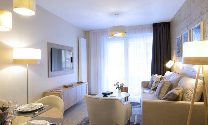 Eclose-Est Condo | Appart élegant au Alpes | piscine chauffée + spa!