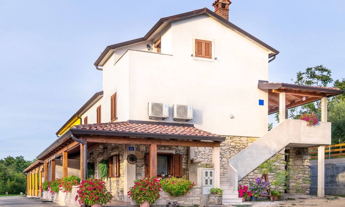 Vardica Apartment | Appartamento Confortevole con Mansarda in Villaggio Tranquillo