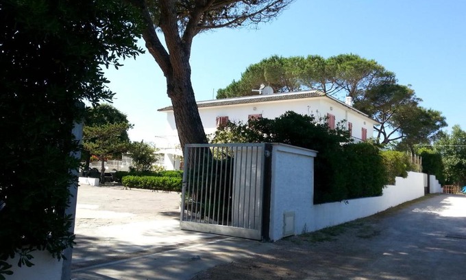 Minturno Apartment | Appartamento in Villa Valentini- Fronte mare, Giardino e Parcheggio privato, WIFI, dotato di tutti i confort, nel Cuore del Golfo di Gaeta