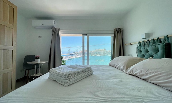 Santa Lucia House | Appartamento Vista Mare con 2 Camere e 3 Bagni, Spiaggia, Solarium, Parcheggio