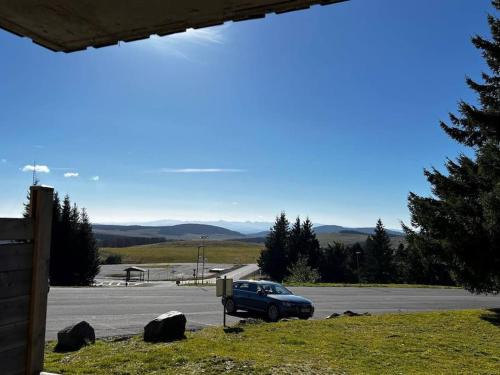 Besse-et-Saint-Anastaise Apartment | appartement dans station Super Besse 4ou5 pers piscine