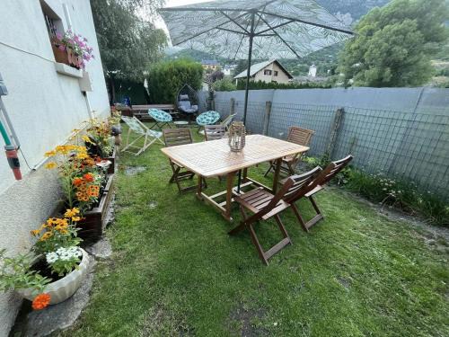 LʼArgentiere-la-Bessee Apartment | Appartement spacieux à L'Argentière-la-Bessée, terrasse et jardin