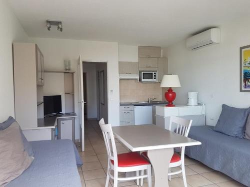 Saint-Raphael Apartment | Appartement 2 Pièces avec Balcon, Climatisé, Proche Plage et Centre-Ville - FR-1-466A-2