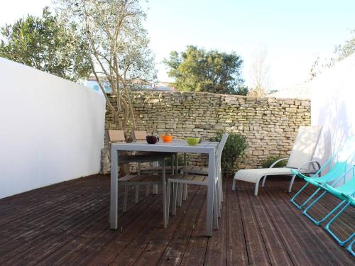 Saint-Martin-de-Re Apartment | Appartement 3 pièces, 4 couchages à St-Martin-de-Ré, accès direct au port, terrasse, parking et WiFi - FR-1-246C-12