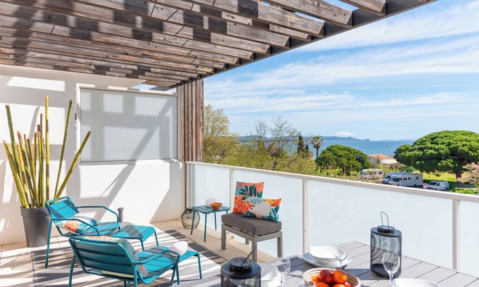 Hyeres Apartment | Appartement 50m Plage des Salins Vue Mer Terrasse Piscine 2 Parkings 2 Chambres