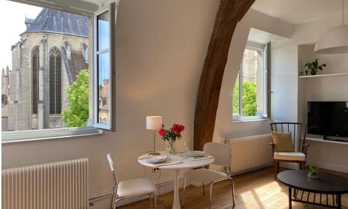 Dijon Centre Ville Apartment | Appartement au Cœur de Dijon Avec vue Exceptionnelle sur L'église Saint-michel
