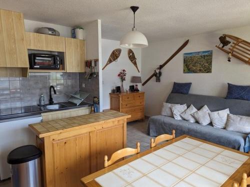 Saint-Jean-dʼAulps Apartment | Appartement au centre, 40m², pied des pistes, télécabine, 1 chambre - FR-1-573-117