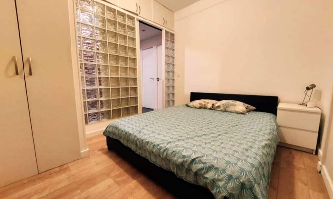 11th Arrondissement Apartment | Appartement Avec Cour et Salle de Projection au Coeur de Ménilmontant