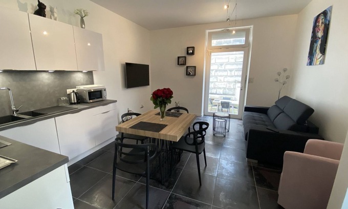 Poincare - Foch - Anatole France - Croix de Bourgogne Apartment | Appartement Charme-Apartment-Modern-Ensuite with Bath-Terrace