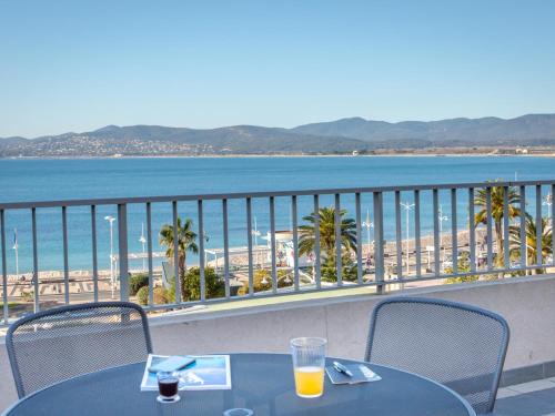 Saint-Raphael Apartment | Appartement climatisé avec terrasse, à 50m de la plage et proche commerces, gare et centre-ville. - FR-1-466A-9