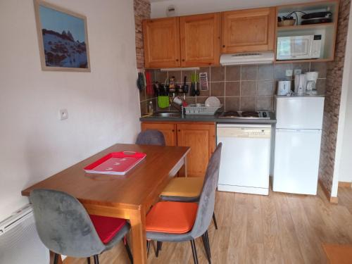 Albiez-le-Vieux Apartment | Appartement confortable, 300m des pistes et commerces, balcon sud, parking, animaux acceptés - FR-1-618-14