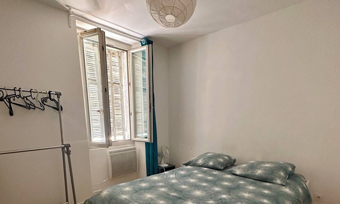 4th Arrondissement Apartment | Appartement Confortable Chartreux