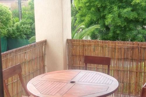 Saint-Cyr-sur-Mer Apartment | Appartement contemporain à Saint-Cyr-sur-Mer avec balcon.