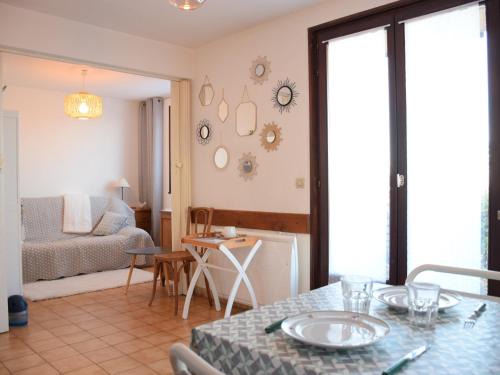 Evian-les-Bains Apartment | Appartement cosy au calme avec terrasse, parking, et internet à Évian - FR-1-498-15