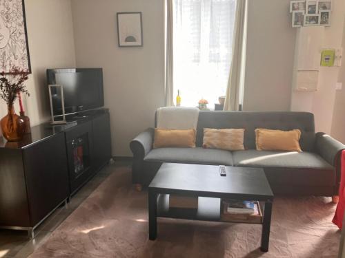 Saint-Georges-des-Groseillers Apartment | Appartement cosy tout équipé et parking couvert privé aux portes de Flers