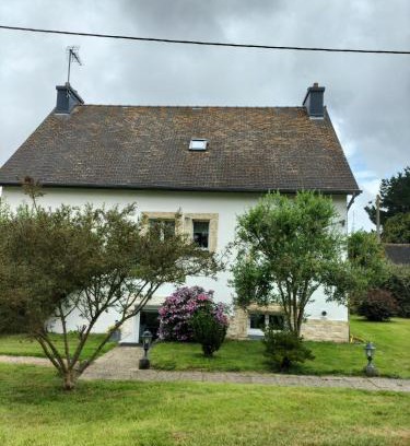 Belle-Isle-en-Terre Apartment | Appartement d'une chambre avec jardin clos et wifi a Belle Isle en Terre