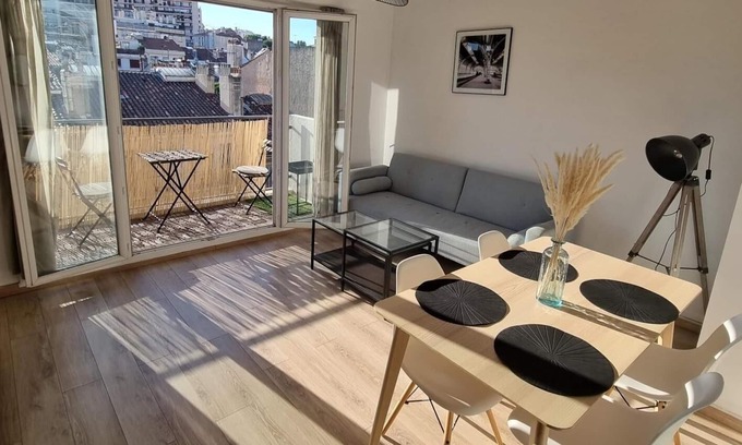 Les Chartreux Apartment | Appartement de Charme Avec Balcon Ensoleillé au Cœur de Marseille