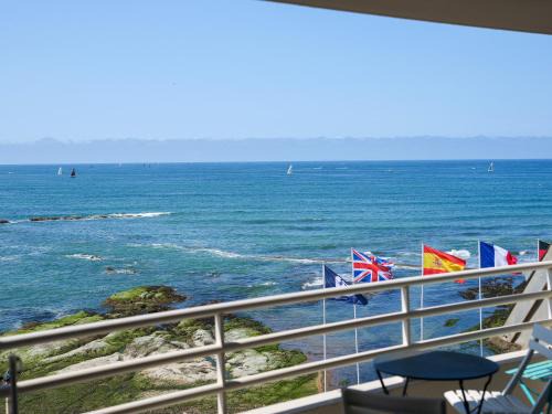 Les Sables d'Olonne Apartment | Appartement Face Mer - 2 Chambres, Terrasse, Garage, Wi-Fi - FR-1-197-603