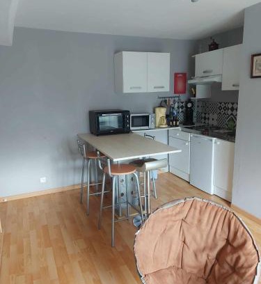 Bazouges-sur-le-Loir Apartment | appartement a l'étage d'une maison avec entrée commune comprenant une chambre avec un grand lit , une d'enfant et un clic-clac dans la piece de vie