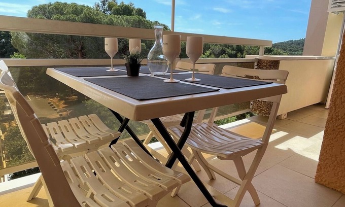 Bormes-Les-Mimosas Apartment | Appartement a 5 Minutes de la Belle Plage de la Favière