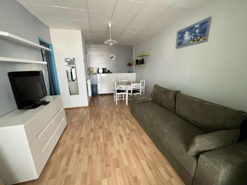 Saint-Hilaire-de-Riez Apartment | Appartement 2 pièces avec terrasse et véranda, à 200 m de la plage, commerces et pistes cyclables - FR-1-324A-22