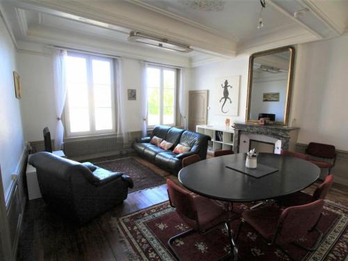 Toul Apartment | Appartement Historique au Centre de Toul, Proche Cathédrale, Tous Services Inclus - FR-1-584-74