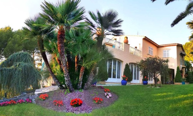 Drap House | Appartement Indépendant à L'étage Dans une Villa