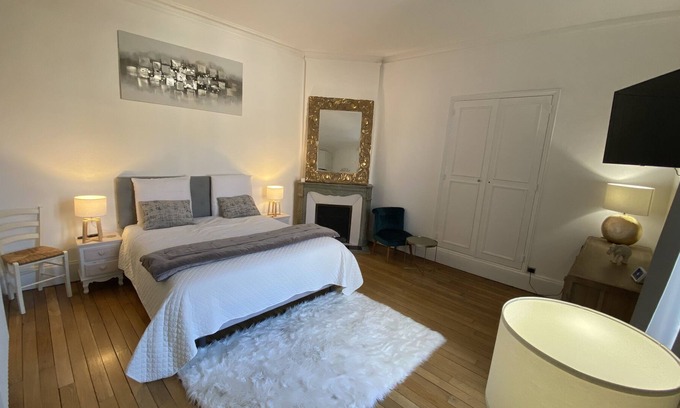 Poincare - Foch - Anatole France - Croix de Bourgogne Apartment | Appartement Luxe ****-Apartment-Deluxe-Mobility bath-City View